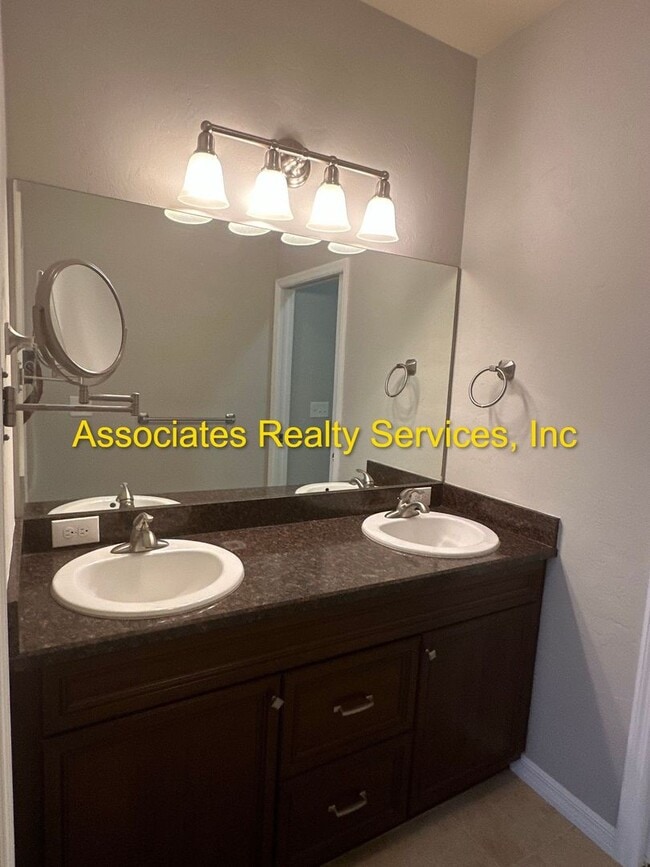 Building Photo - Sublease!   Lovely End Unit in Villas of West End LOOK!