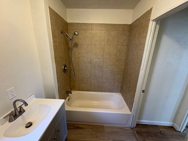 Building Photo - Spacious Dinuba Home Rent Ready!