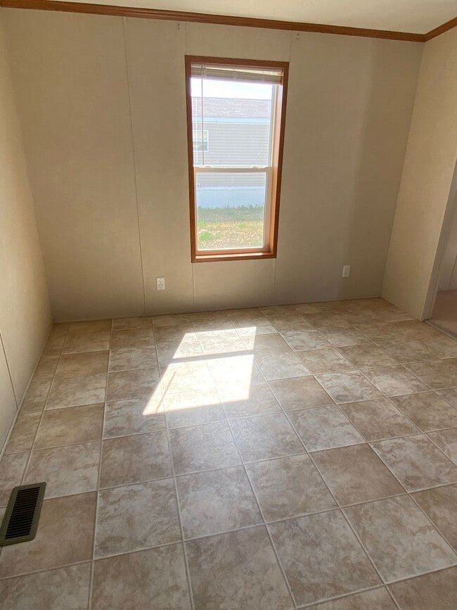 Building Photo - 3 bedroom 2 bath PET FRIENDLY!