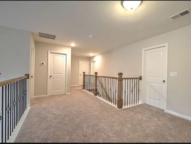 Building Photo - 515 Daisy Hill Ln