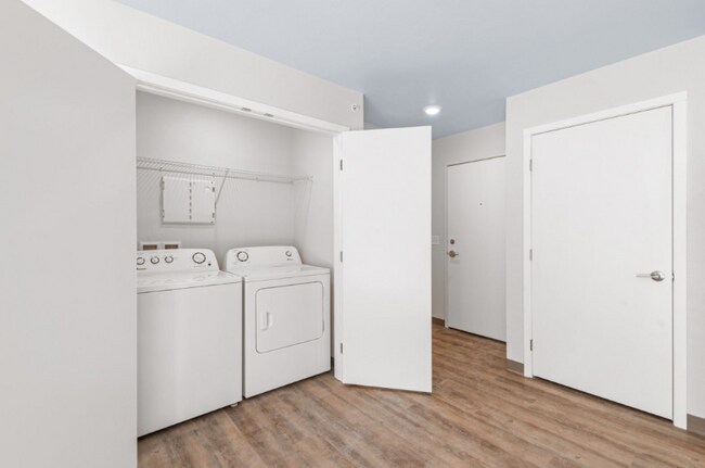 Building Photo - 352 Deschane Ave