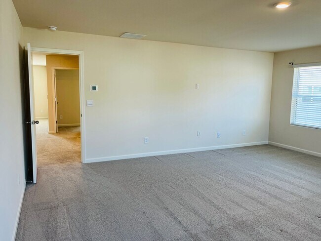 Building Photo - WOW! 5 bedrooms, 4.5 baths with a guest be...