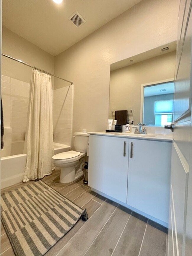 Building Photo - Beautiful Fully Furnished Condo in Affinit...