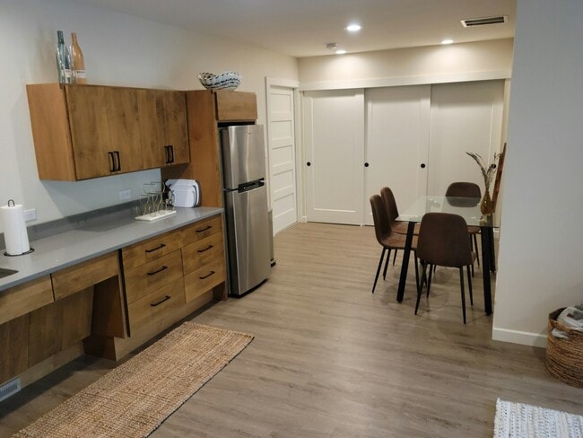 Building Photo - 10351 SE Orient Dr