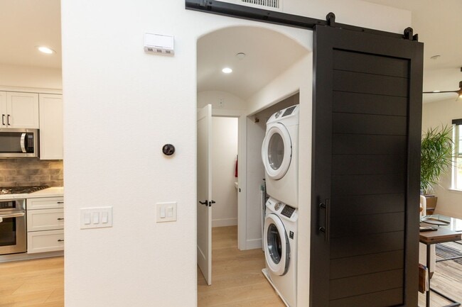 Building Photo - 3 Bedroom Townhome in the Escala Community of Mission Valley