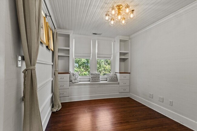 Building Photo - ASK ABOUT FREE RENT! Country Classic with Modern Convenience! Low maintenance!