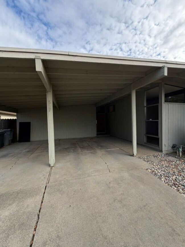 Building Photo - 557 Villanova Dr