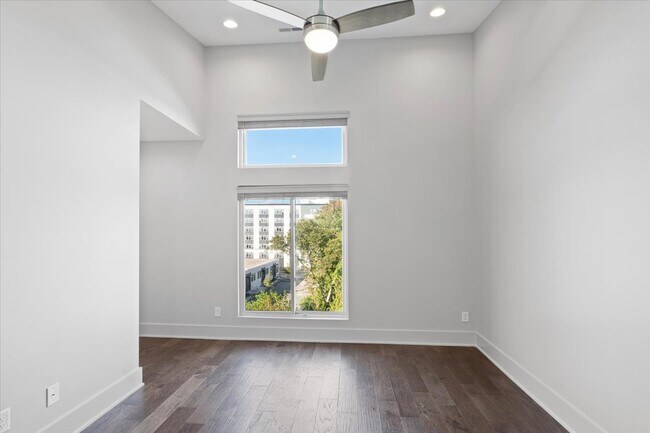 Building Photo - 250 Domain Way