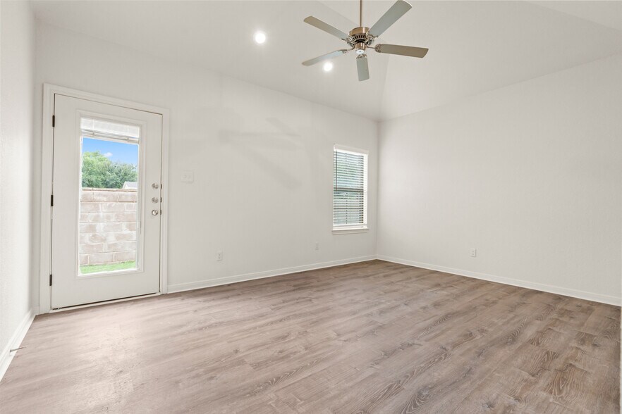 Building Photo - 525 E Spring Valley Rd