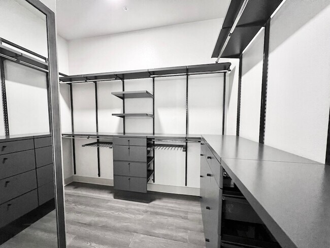 Building Photo - 3330 Oak Grove Ave