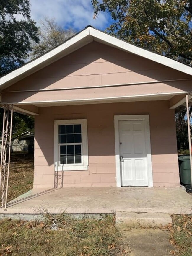 Building Photo - Conveniently located one bedroom home!