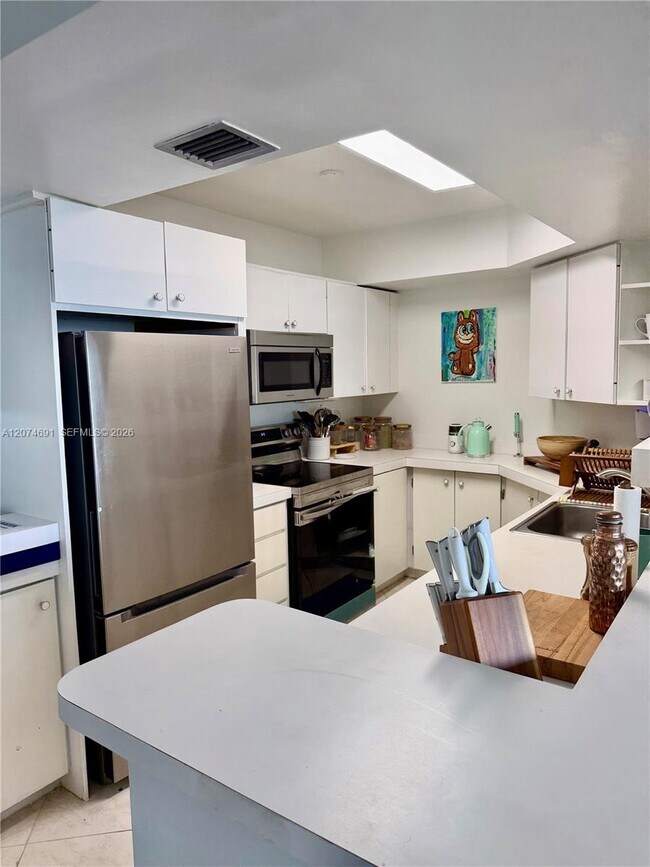 Building Photo - 3111 N Ocean Dr