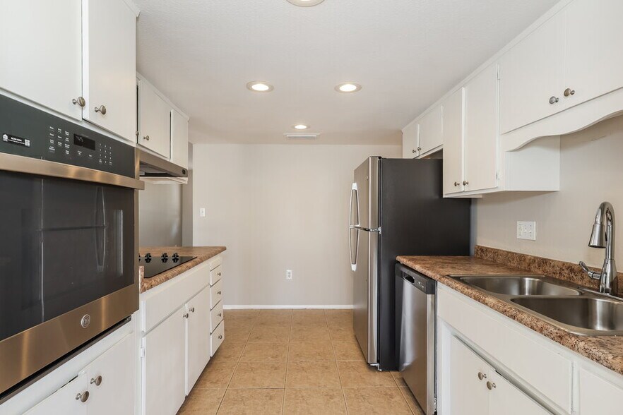 Building Photo - 3039 S Kenneth Pl