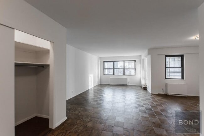 Building Photo - 401 E 88th St