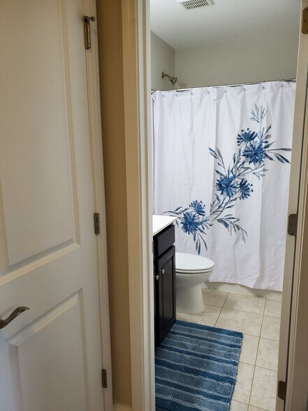 Upstairs full bathroom for bedrooms 2 & 3 - 1107 Bennington Dr