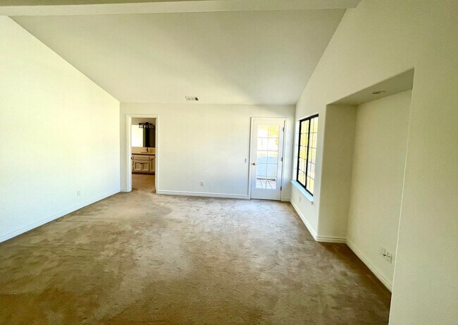 Building Photo - Prestigious Elkhorn Estates Home