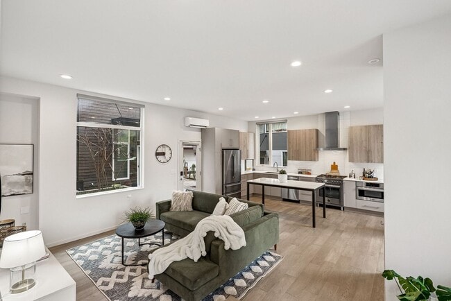 Building Photo - Judkin Parks Townhome