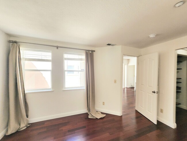 Building Photo - Spacious 3 bedroom condo