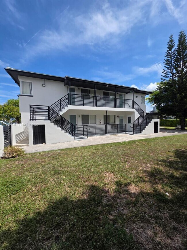 Building Photo - 2140 Biarritz Dr