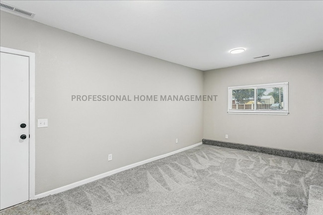 Building Photo - 4 bedroom/ 2 bath home on a spacious half-...