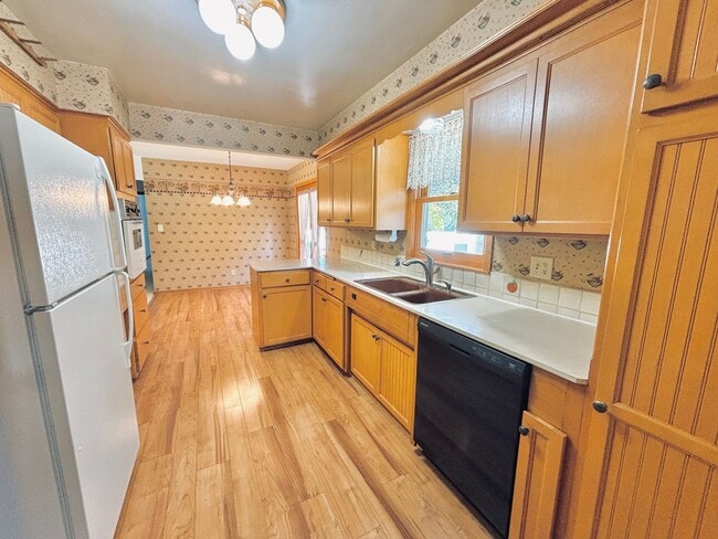 Building Photo - Sprawling 3bedroom 2bath Home in Roseville...