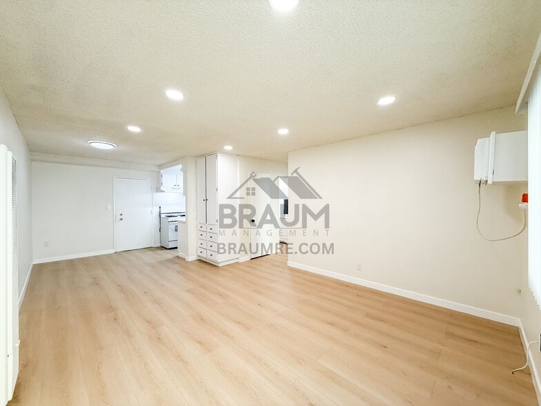 Building Photo - 5461 Kester Ave