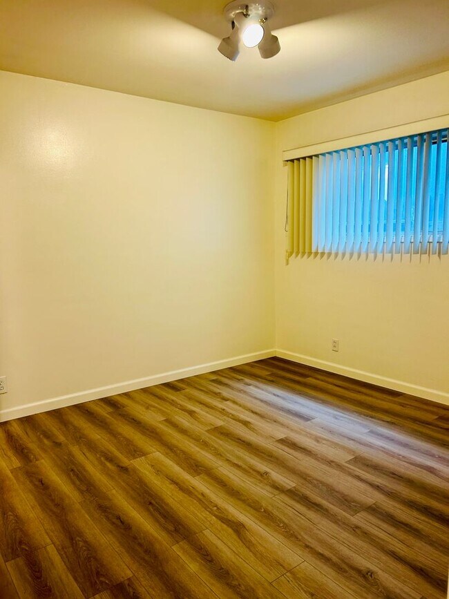 Building Photo - 7912Star