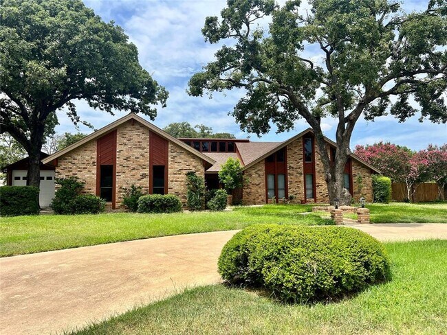 Building Photo - Prestigious Linwood Acres / .44 acres / Rockdale, TX / Swimming Pool