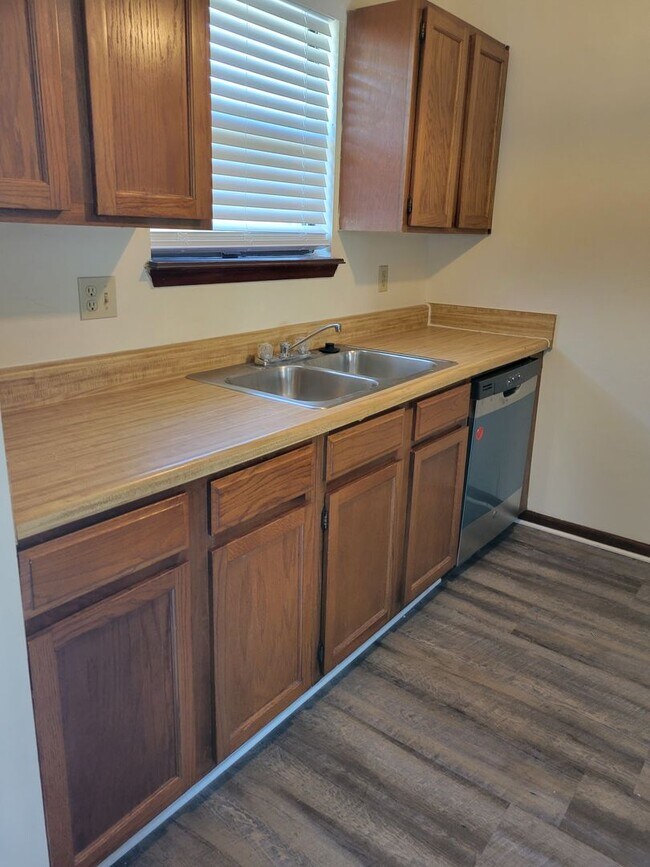 Building Photo - $1150 - 2/2 - Jefferson Square has receive...