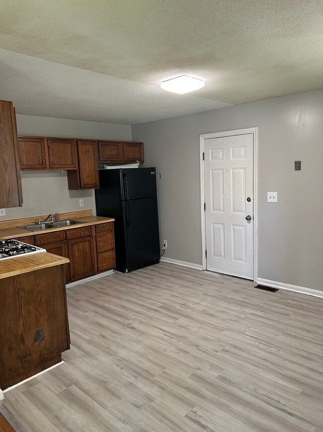 Building Photo - Welcome to this charming 3 bedroom, 2 bath...