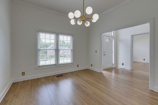 Building Photo - COMING SOON!-- Walk to Kenrose and Ravenwood!