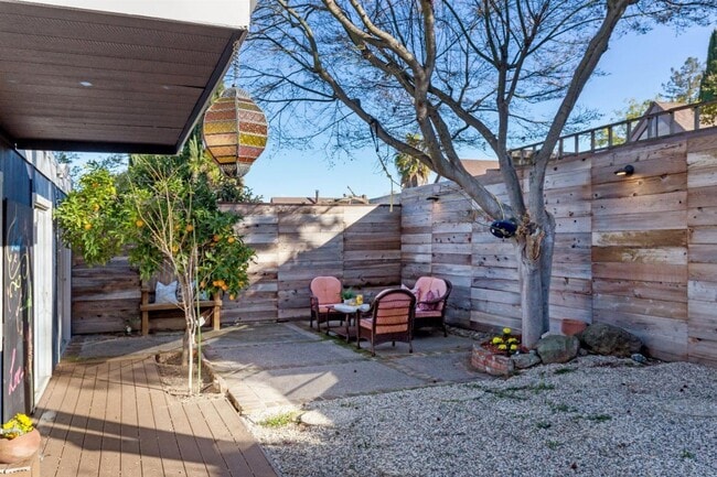 Building Photo - Bright and Airy Sunnyvale Home with Updated Bathrooms and Private Yard