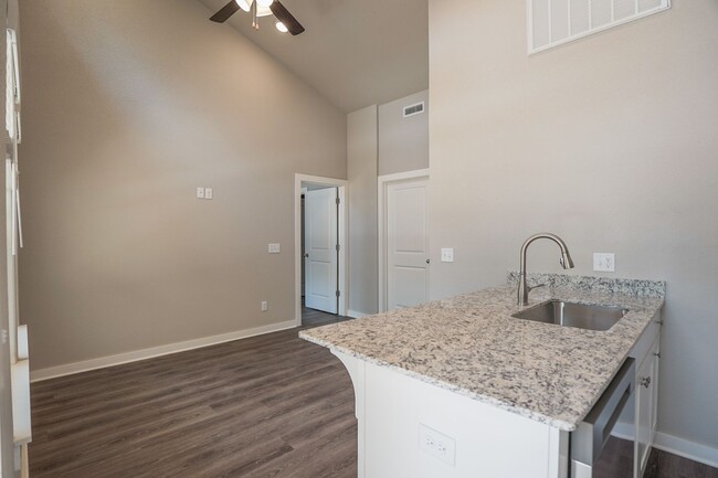 Building Photo - Bed 2 Bath Home!!