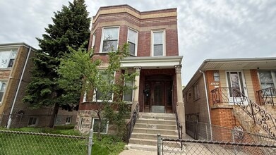Building Photo - 2022 N Lawler Ave