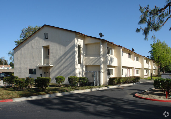 Johnson Gardens Apartments - 1055-1079 Johnson Dr Ventura CA 93003 ...