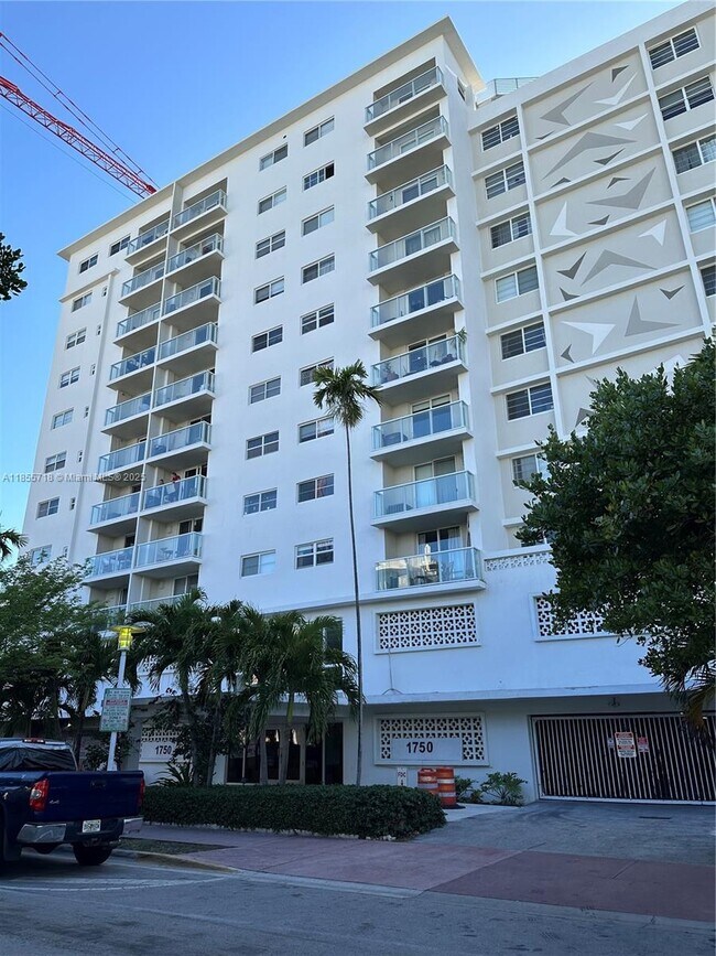 Building Photo - 1750 James Ave
