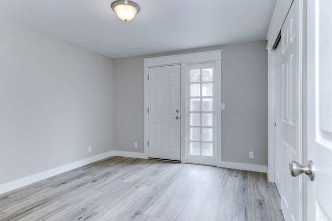 Building Photo - Ensign Ave Duplex