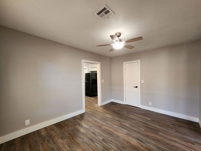 Building Photo - Fantastic 1 Bed 1 Bath Duplex in Shartel B...