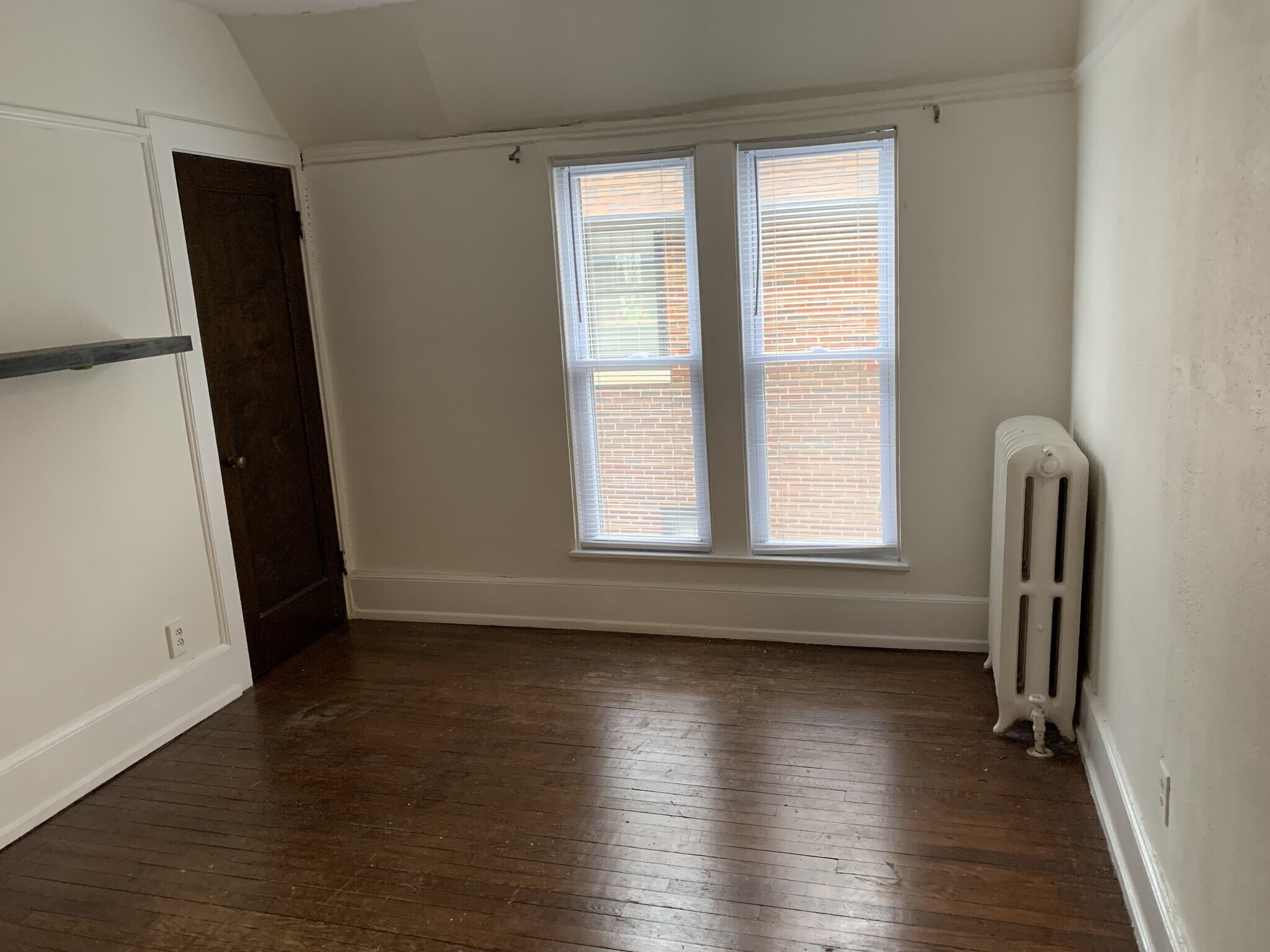 Small bedroom (1) - 2863 N Lake Dr