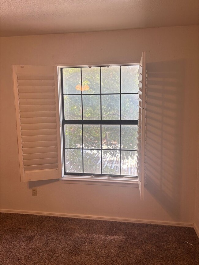 Building Photo - Spacious 1 Bedroom condo close to campus!