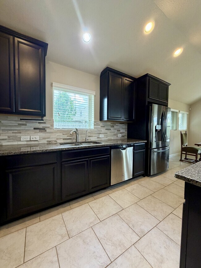 Building Photo - 646 Ridge Lawn Dr