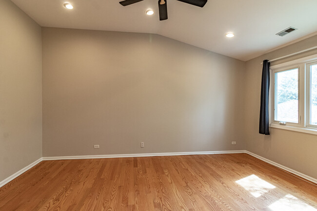 Building Photo - 690 Greenview Ln