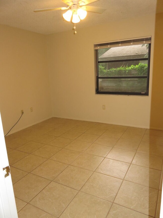 Building Photo - Open and bright 2/2 with garage