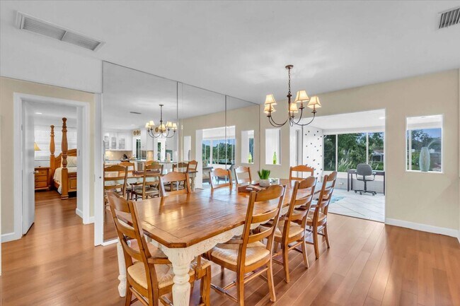 Building Photo - 2732 Valencia Dr