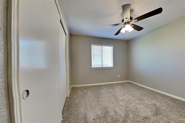 Building Photo - 22723 W Waterlake