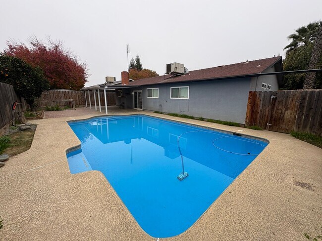 Building Photo - SW Visalia Home with Pool Available Now!