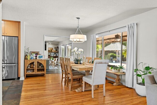 Building Photo - Stunning home located is sought after Northgate!