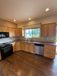 Building Photo - THE VINYARDS AT STONERIDGE (APP#42)