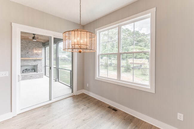 Building Photo - 592 River Watch Way