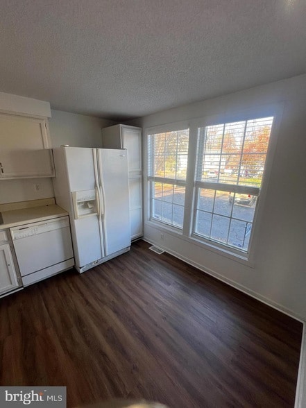 Building Photo - 405 Carnaby St